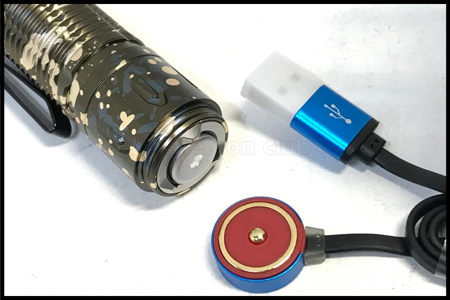 東京)OLIGHT WARRIOR 3デザートカモ フラッシュライト